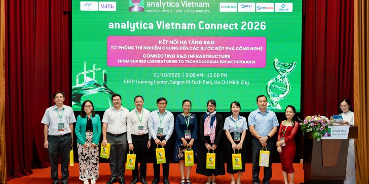Gruppenfoto von Teilnehmenden der analytica Vietnam Connect 2026 vor einer grünen Konferenzleinwand im SHTP Training Center, Ho Chi Minh City.