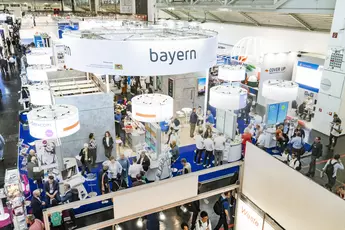 Besucher auf der Weltleitmesse zum Thema Entsorgung, Wasser- und Kreislaufwirtschaft IFAT Munich. Das Bild zeigt den Gemeinschaftsstand von Bayern innovativ. Man erkennt die einzelnen Stände, die am Gemeinschaftsstand teilnehmen. An den einzelnen Ständen finden angeregt Unterhaltungen statt und die Aussteller präsentieren ihre neuesten Technologien, die sie auf die Messe mitgebracht haben.