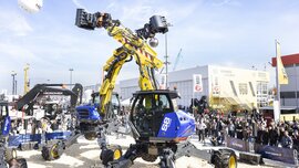 Live-Demonstration mit zwei ringenden Baggern im Freigelände.