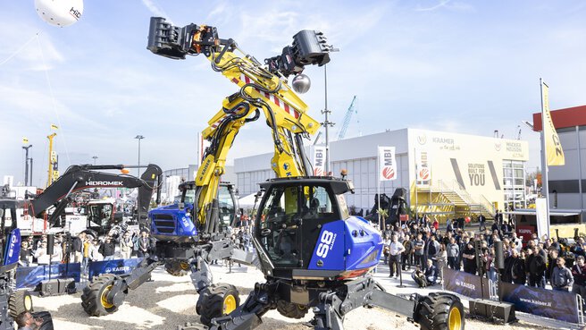 Live-Demonstration mit zwei ringenden Baggern im Freigelände.