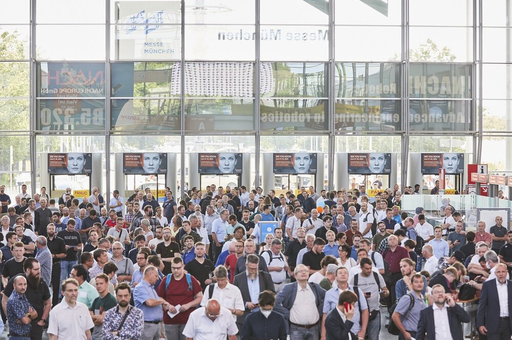 Visitors on their way into the halls of automatica 2022.