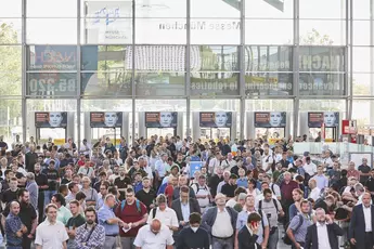 Visitors on their way into the halls of automatica 2022.