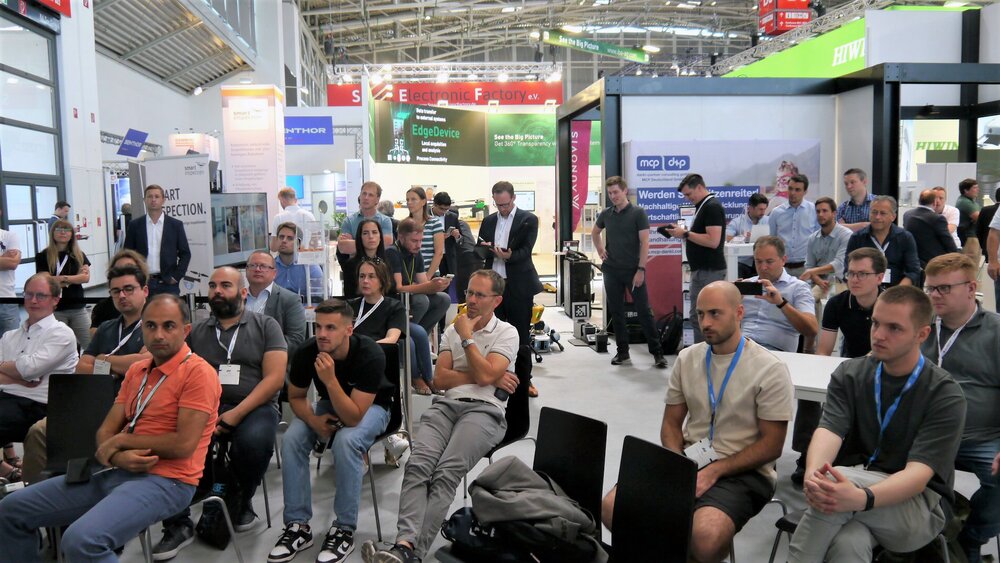 Besucher verfolgen Fachvortrag auf einer Industrie- und Technikmesse