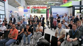 Besucher verfolgen Fachvortrag auf einer Industrie- und Technikmesse