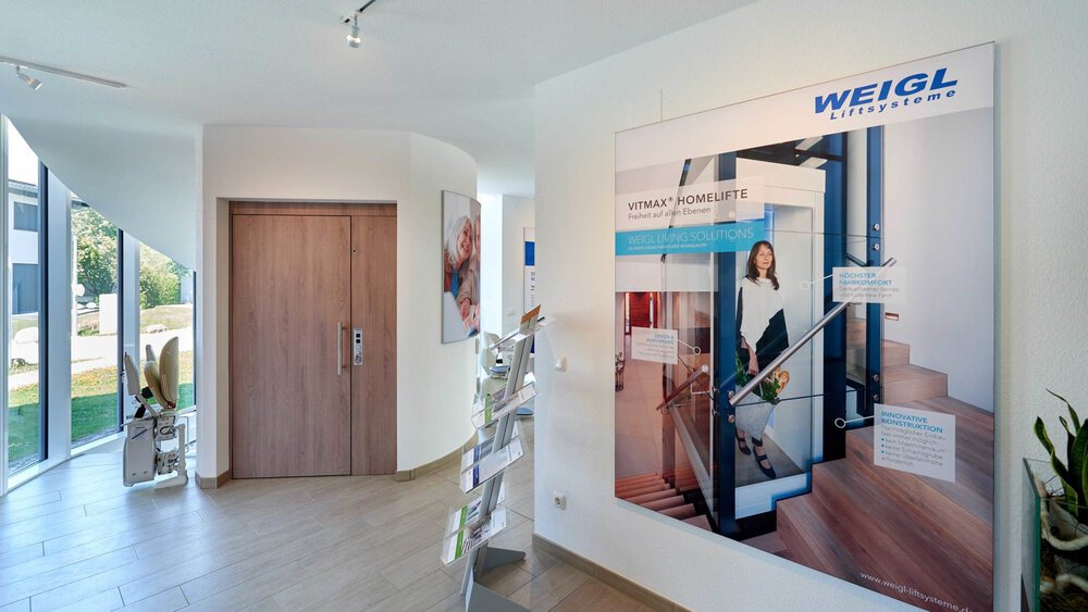 Ein moderner Flur mit großem Poster an der Wand und Bogenfenster, das Tageslicht hereinlässt.