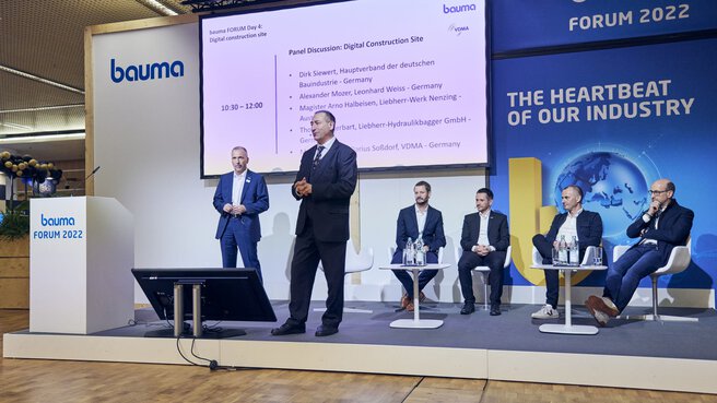 Discussion with six men at the Bauma Forum 2022 about digital construction sites.