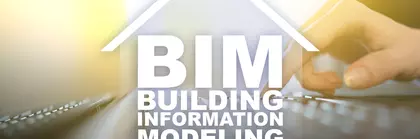Eine Person tippt auf einer Tastatur, überlagert von einem Haus-Symbol mit dem Text 