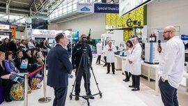 Forscher präsentieren Laborarbeit vor Publikum auf Fachmesse