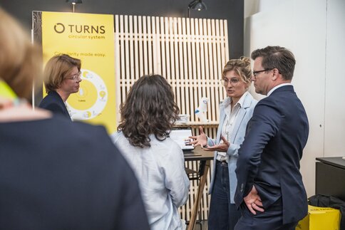 Besucherinnen und Besucher an einem Startup-Stand in der IFAT Munich Startup Area. 