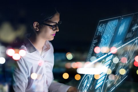 Logistikfachkraft analysiert KI-gestützte Datenvisualisierung