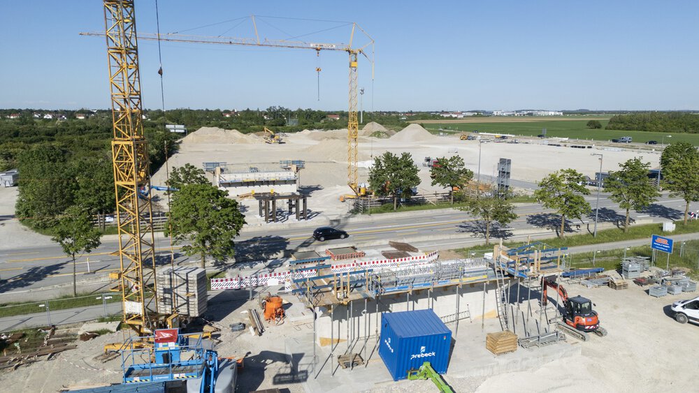 Ein Bild aus der Baustelle mit Blick auf den Brückenunterbau.