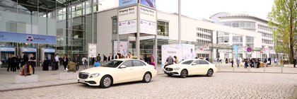 Zwei Taxen stehen vor dem Messeingang der analytica 2024