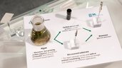 Ausstellung zu nachhaltigen Materialien mit Algen-basiertem Substrat und Biosensor-Konzept