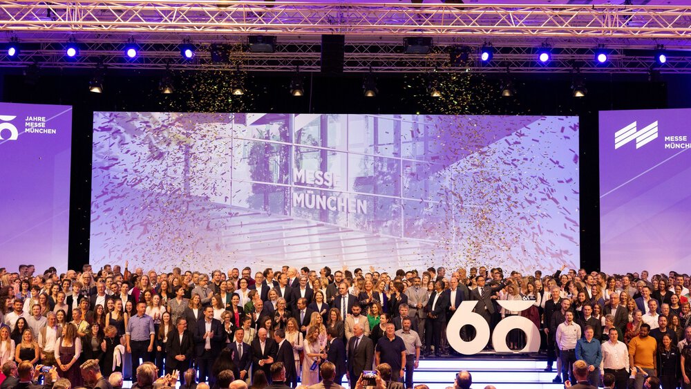 Closing photo with the employees of Messe München at the anniversary matinée