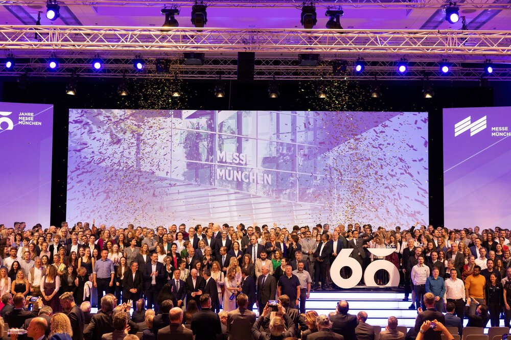 Abschlussfoto mit den Mitarbeitenden der Messe München bei der Jubiläumsmatinée
