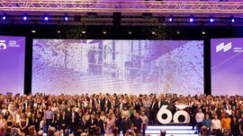Abschlussfoto mit den Mitarbeitenden der Messe München bei der Jubiläumsmatinée