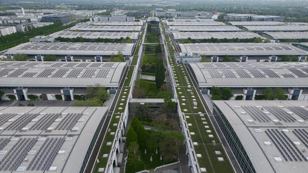 Messe München nutzt Erneuerbare Energien, Wärme aus Geothermie und fördert die Elektromobilität mit 100 Ladestationen