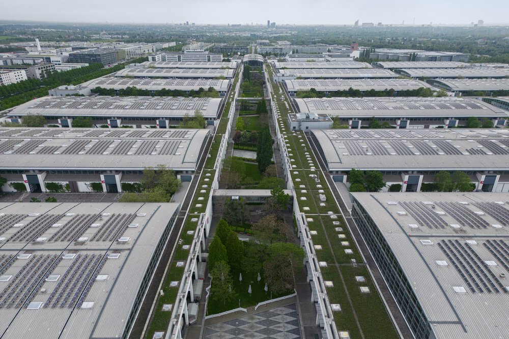Messe München nutzt Erneuerbare Energien, Wärme aus Geothermie und fördert die Elektromobilität mit 100 Ladestationen