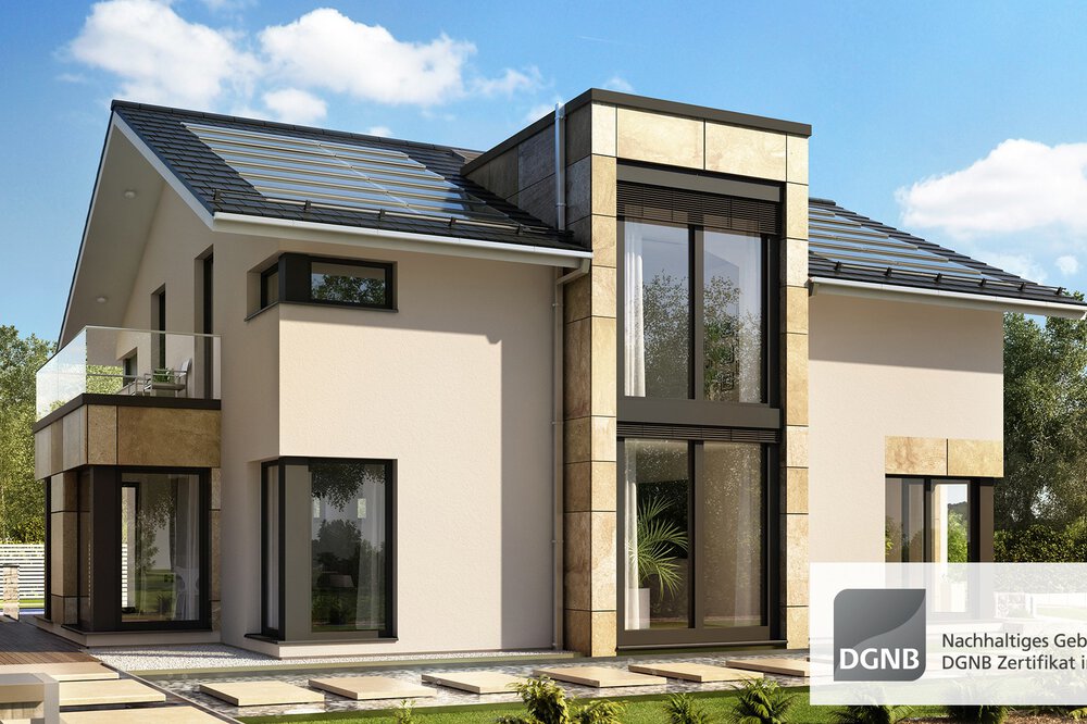 Modernes zweistöckiges Haus mit großen Fenstern, neutralen Farbtönen und einem schrägen Dach, umgeben von Grün.