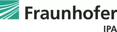Das Logo der „Fraunhofer IPA“, links davon ein grünes Viereck mit nach oben geschwungenen weißen Linien.