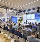 Group of people sitting in a room listening to a presentation at the Bauma Forum 2022.