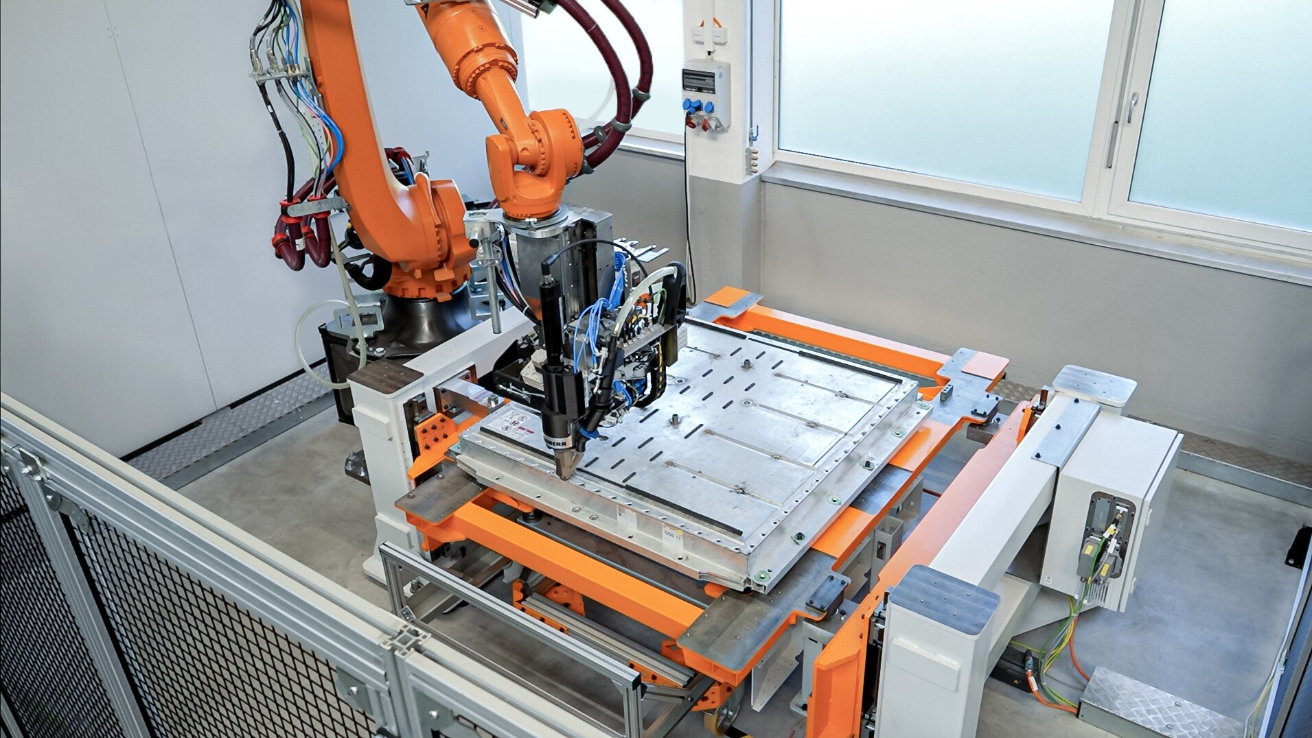 A system for the automated, non-destructive disassembly of high-voltage batteries.