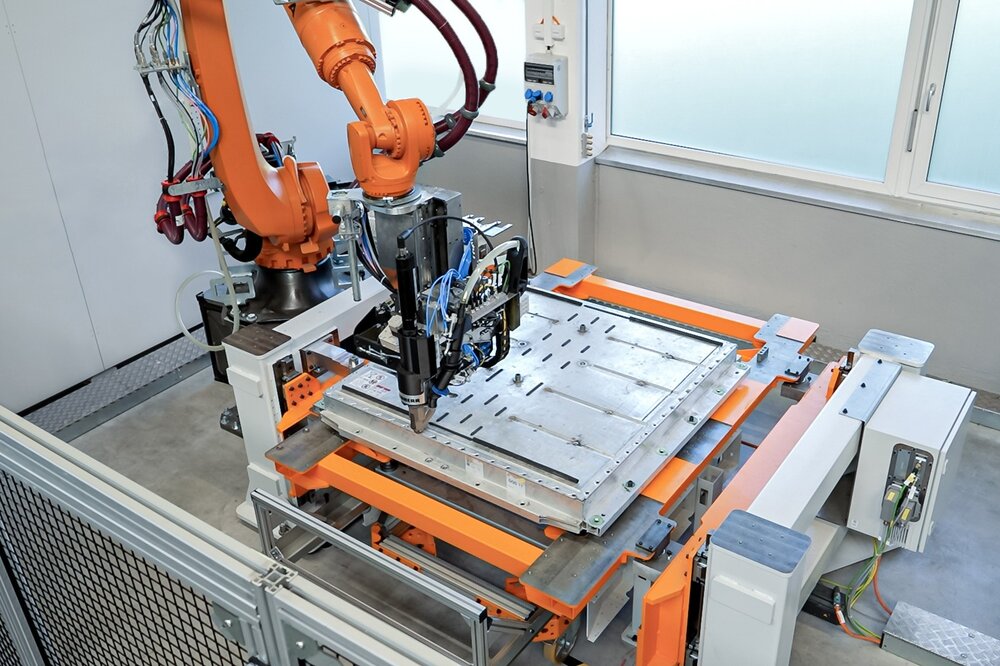 Eine Anlage für die automatisierte zerstörungsfreie Demontage von Hochvoltbatterien.