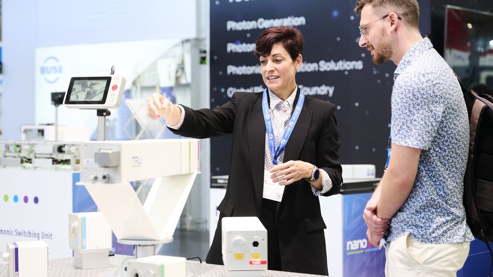 Fachgespräch am TRUMPF-Stand über photonische Systeme auf der Laser World of Photonics 2025 in München.