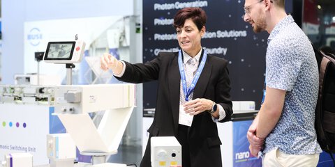 Fachgespräch am TRUMPF-Stand über photonische Systeme auf der Laser World of Photonics 2025 in München.