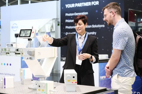 Fachgespräch am TRUMPF-Stand über photonische Systeme auf der Laser World of Photonics 2025 in München.