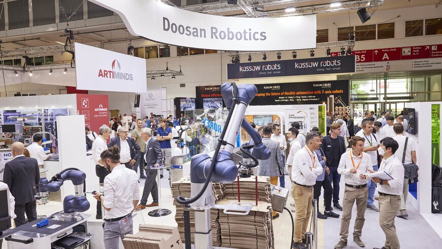 Gut besuchte Messestände in der Halle B4 wärend der automatica.