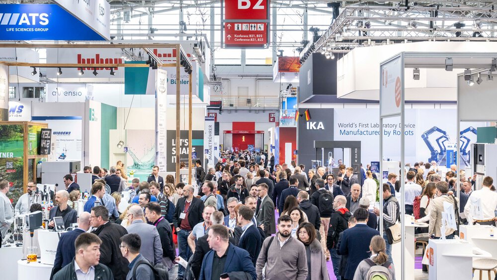 Gut besuchte Messehalle mit zahlreichen Ständen und Fachpublikum.