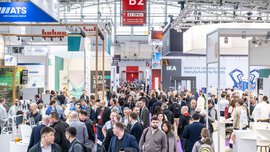 Gut besuchte Messehalle mit zahlreichen Ständen und Fachpublikum.