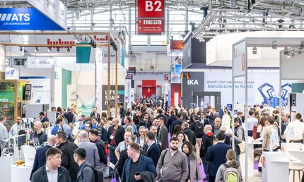 Gut besuchte Messehalle mit zahlreichen Ständen und Fachpublikum.