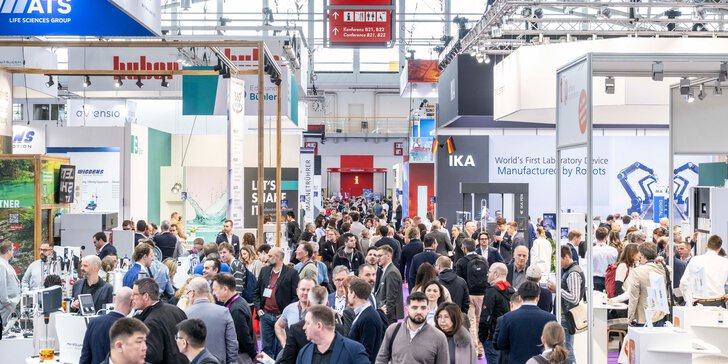 Gut besuchte Messehalle mit zahlreichen Ständen und Fachpublikum.