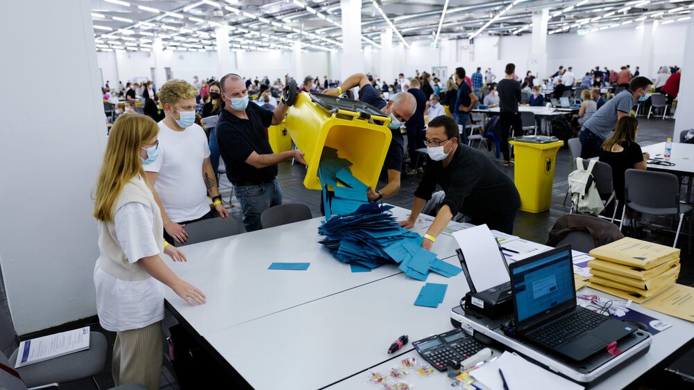 Landtags- und Bezirkswahl 2023: MOC wird wieder Münchens größtes Briefwahlzentrum © Alessandra Schellnegger I SZ-Photo