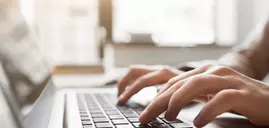 Tippen auf dem Laptop