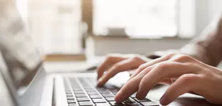 Tippen auf dem Laptop