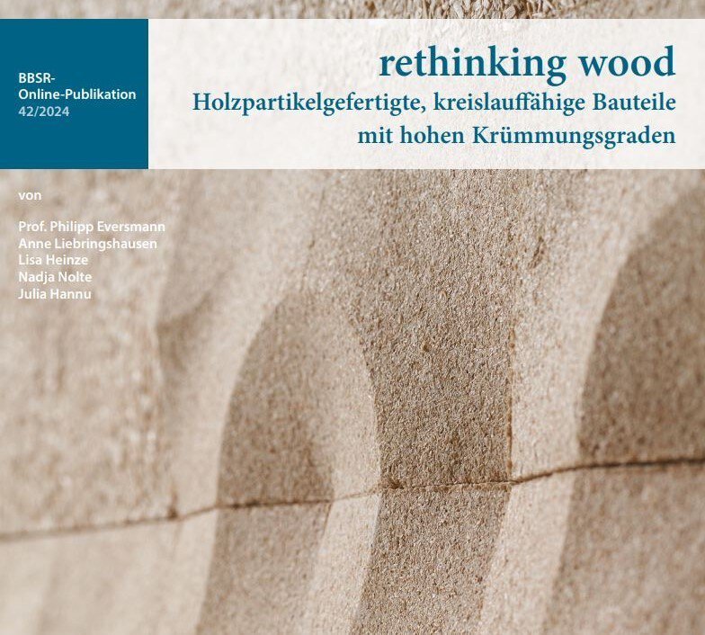 Cover der Veröffentlichung „Rethinking Wood“ mit einer Nahaufnahme einer strukturierten Holzoberfläche und deutschem Text.