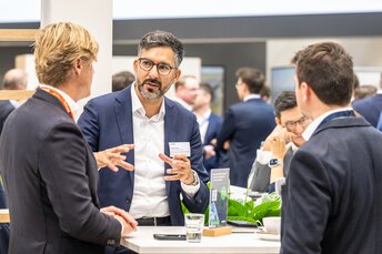 Personen, die auf einer Messe interagieren.