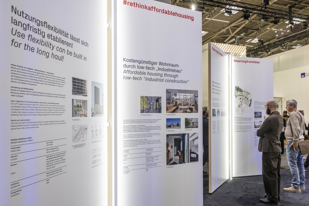 Besucher informieren sich in der Sonderschau „Flexible Housing“ über innovative Konzepte und Best-Practice-Beispiele für bezahlbaren Wohnungsbau.