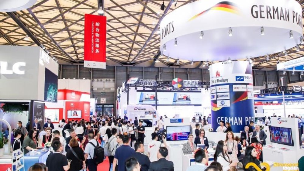 Numerous visitors to transport logistic CHINA between various exhibition stands, with the focus on the 