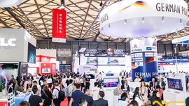 Numerous visitors to transport logistic CHINA between various exhibition stands, with the focus on the 