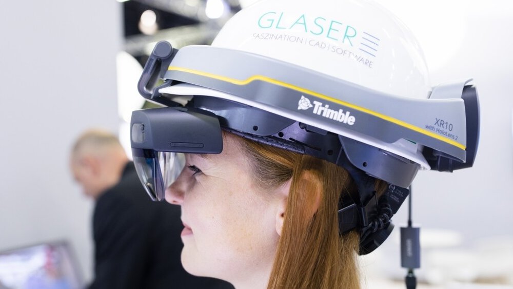 Digitale Lösungen, wie hier ein Mixed Reality-Bauhelm, verändern die Arbeit auf der Baustelle. 
