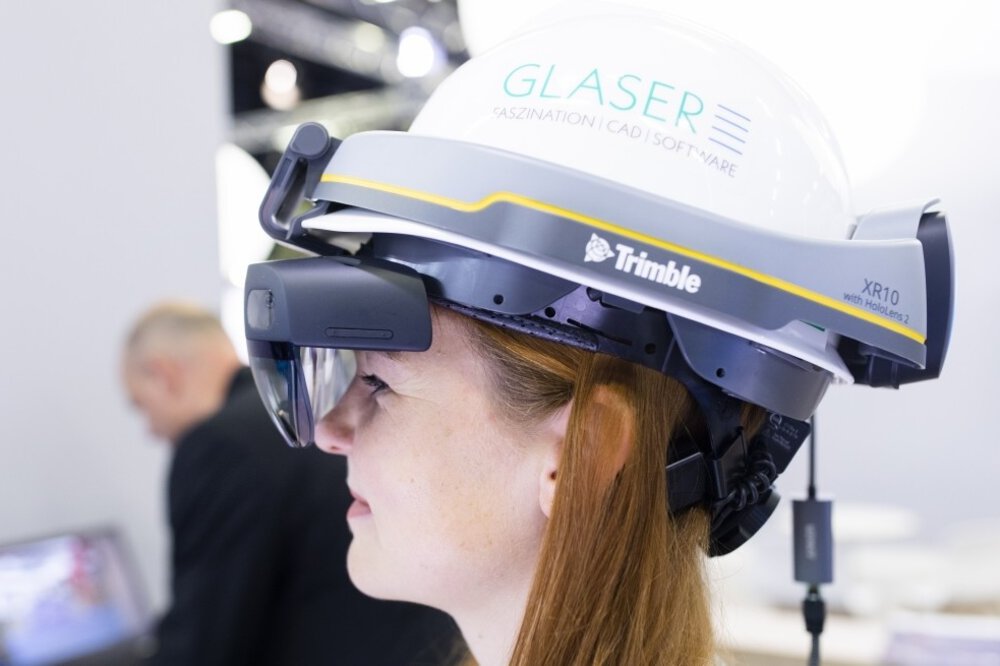 Digitale Lösungen, wie hier ein Mixed Reality-Bauhelm, verändern die Arbeit auf der Baustelle. 
