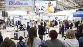 Blick von der Publikumsseite aus auf eine Bühne wo etwas vorgeführt wird