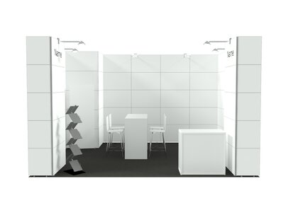 Minimalistischer weißer Messestand mit zwei Stühlen, einem Tisch, einem Prospektständer und einer niedrigen Theke.