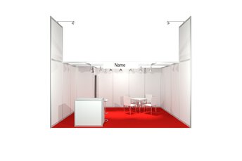 3D-Darstellung eines Messestandes mit weißen Wänden, rotem Teppich und einem Tisch mit vier Stühlen, einem Beratungstresen, Lampen und einem Logoschild über dem Stand.