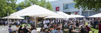 Voll besetzter Biergarten im Atrium der Messe München