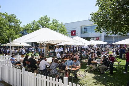 Voll besetzter Biergarten im Atrium der Messe München